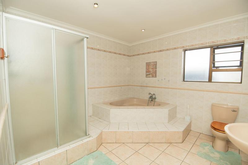 5 Bedroom Property for Sale in Bluewater Bay Eastern Cape